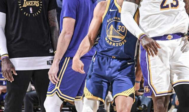 电竞比分-圣诞大战还看湖勇春晚！詹库对飚30+  小里准绝杀