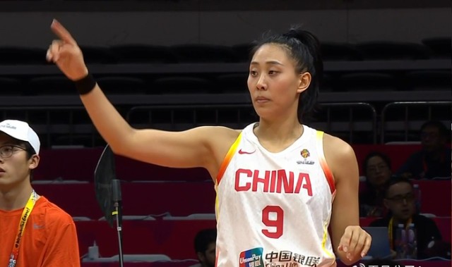 电竞比分网-光好看没用！3战三分6中0，大空位不敢投，球迷：完全没进攻能力|唐子婷|张茹|国家队|锋线|李梦_新浪体育_新浪新闻