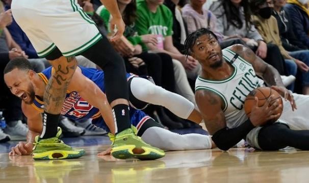 电竞比分-压伤库里飞踹汤普森 勇凯之战斯玛特两演争议动作