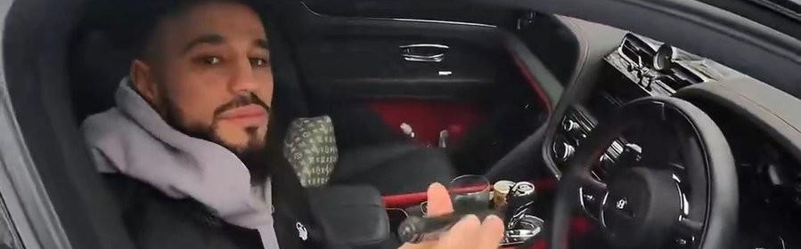 电竞比分网-马兹拉维停车给球迷签名，轮到签名贩子时敷衍画了两笔