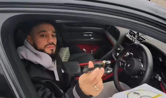 电竞比分网-马兹拉维停车给球迷签名，轮到签名贩子时敷衍画了两笔