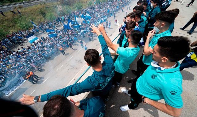 武磊西乙毕业快乐 Back to the first your papá！