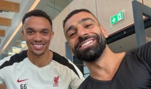 在暗示什么吗？萨拉赫晒与阿诺德双人自拍照，没有配文字