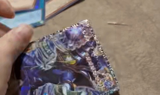 电竞比分-最惨一剪没！玩家失手剪坏百万元卡片：抱头哀嚎